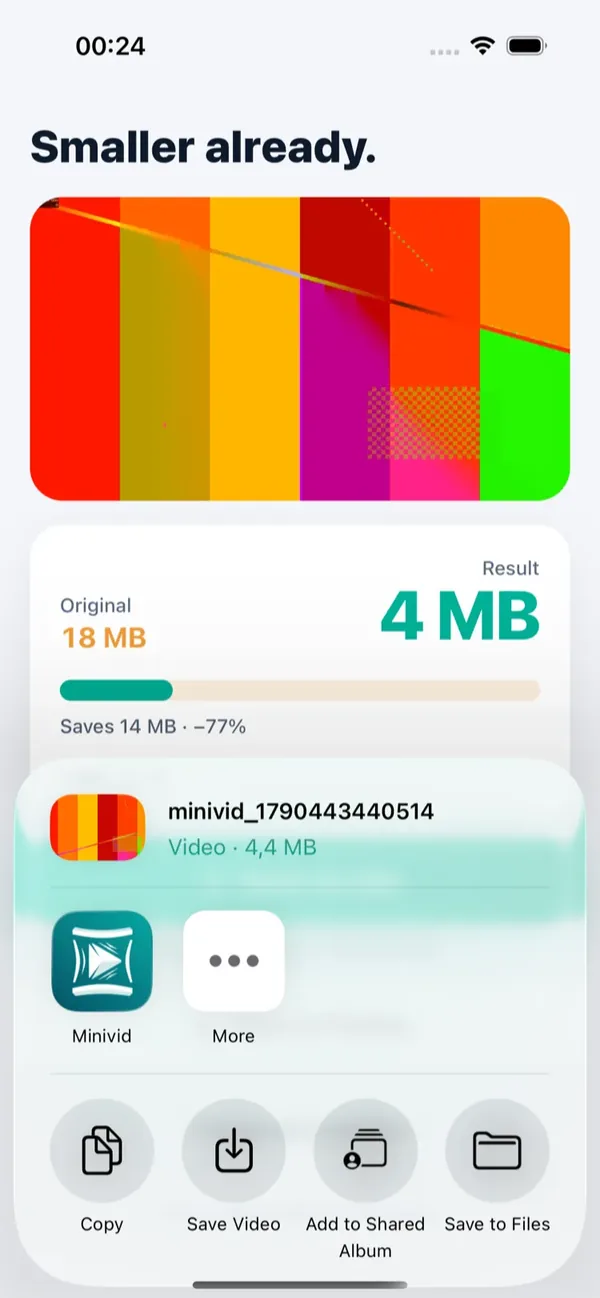 Màn hình kết quả “Smaller already” của Minivid: video gốc 18 MB còn 4 MB, tiết kiệm 14 MB (−77%), bảng chia sẻ của iOS đã mở sẵn để gửi video 4,4 MB (giao diện tiếng Anh)
