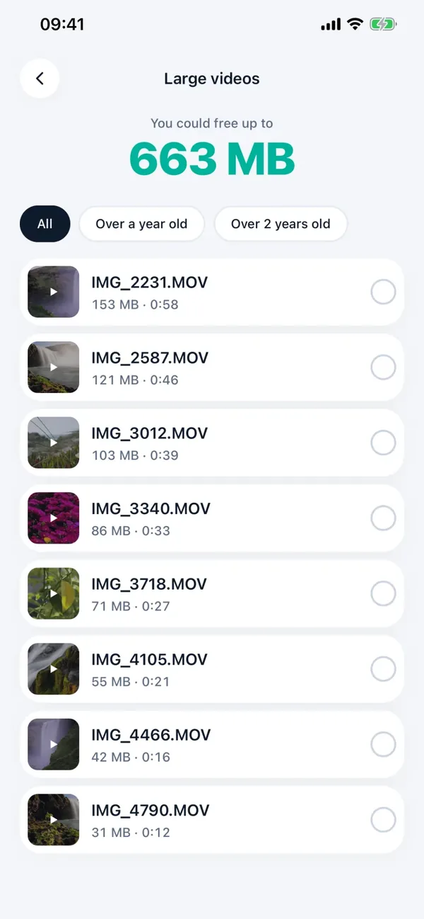 Màn hình Video lớn của Minivid: có thể giải phóng tới 663 MB, bộ lọc Tất cả, Cũ hơn một năm, Cũ hơn hai năm và danh sách video kèm dung lượng, thời lượng (giao diện tiếng Anh)